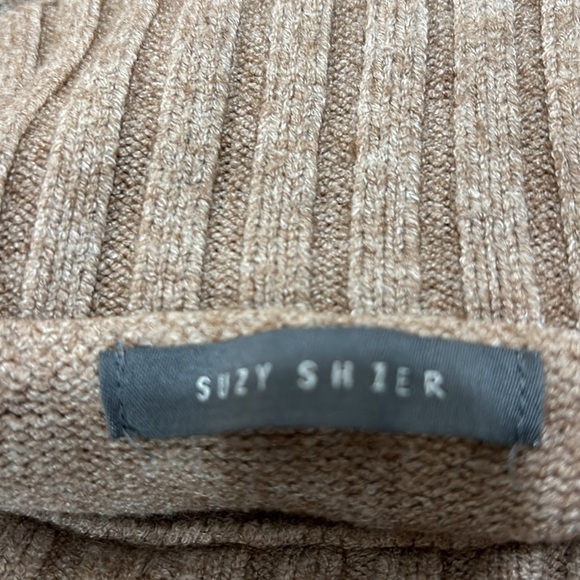 Women’s turtle neck sweater, Suzy Shier size medium, tan brown in colour - Picture 3 of 4